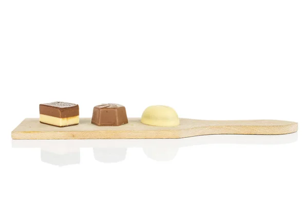 Caramelle praline al cioccolato isolate su bianco — Foto Stock