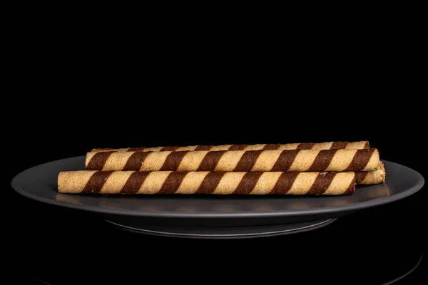 Hazelnoot gerold wafelkoekje geïsoleerd op zwart glas — Stockfoto
