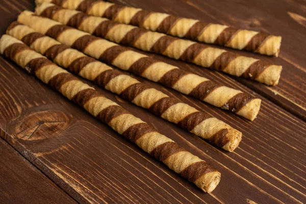Biscoito de avelã rolou wafer em madeira marrom — Fotografia de Stock
