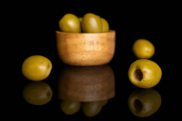 Зеленые оливковые фрукты, изолированные на черном стекле — стоковое фото