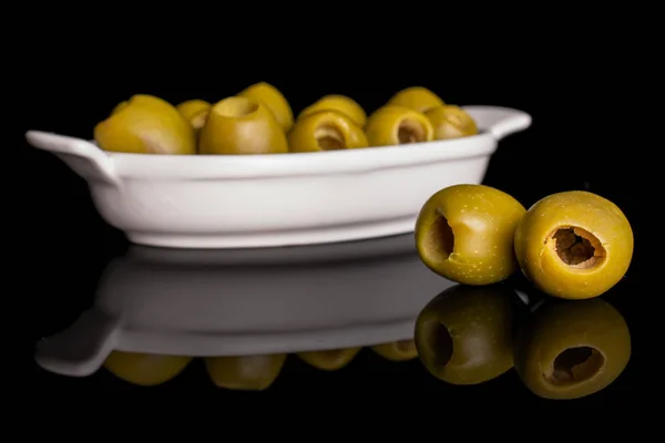 Fruto de oliva de hueso verde aislado en vidrio negro —  Fotos de Stock