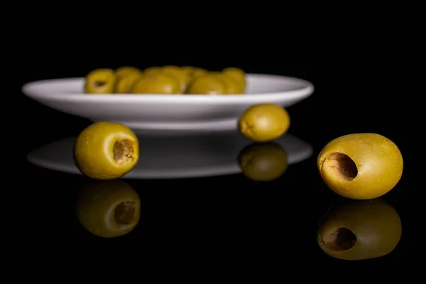 Зелені оливкові фрукти ізольовані на чорному склі — стокове фото
