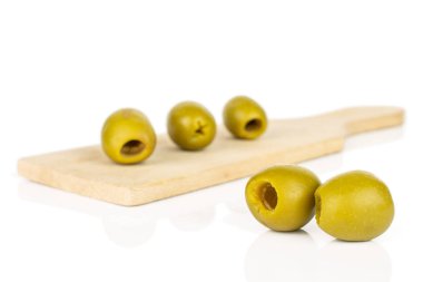 Yeşil çukur zeytin meyvesi beyaza izole edilmiş