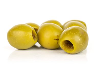 Yeşil çukur zeytin meyvesi beyaza izole edilmiş