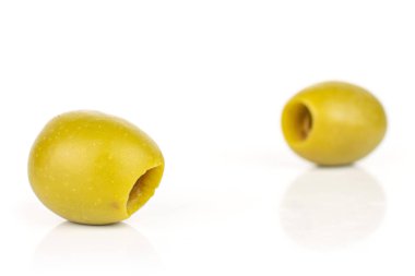 Yeşil çukur zeytin meyvesi beyaza izole edilmiş