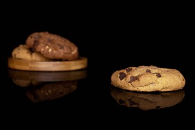 Siyah camda izole edilmiş tatlı kahverengi kurabiye