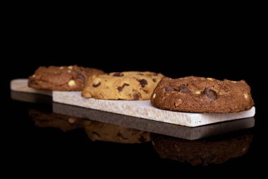 Siyah camda izole edilmiş tatlı kahverengi kurabiye