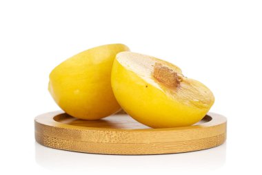 Taze sarı erik beyazda izole edilmiş.