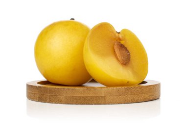 Taze sarı erik beyazda izole edilmiş.