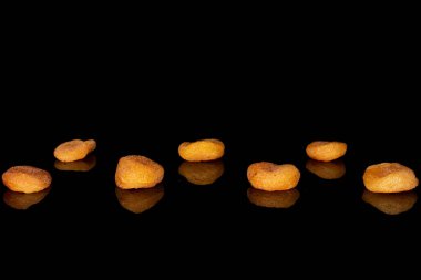 Kuru portakal kayısı siyah cam izole