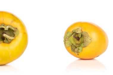 Beyaz üzerine izole edilmiş tatlı portakal hurması.