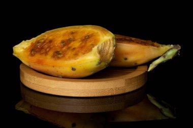 Siyah camda izole edilmiş yeşil dikenli armut