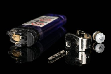 Siyah camda izole edilmiş plastik çakmak.