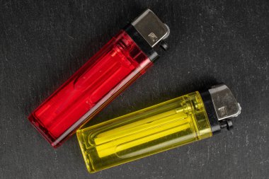 Gri taşın üzerindeki plastik çakmak