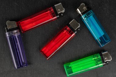 Gri taşın üzerindeki plastik çakmak