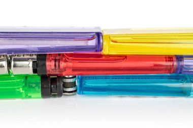 Plastik çakmak beyazda izole