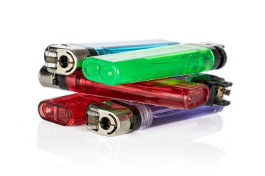 Plastik çakmak beyazda izole