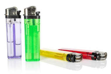Plastik çakmak beyazda izole