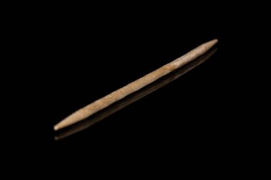 Tahta kahverengi kürdan siyah camda izole edilmiş.