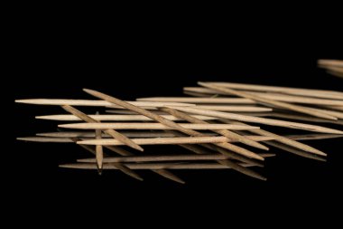 Tahta kahverengi kürdan siyah camda izole edilmiş.