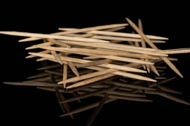 Tahta kahverengi kürdan siyah camda izole edilmiş.