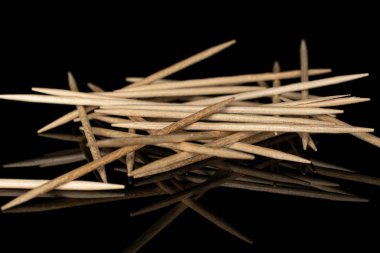 Tahta kahverengi kürdan siyah camda izole edilmiş.