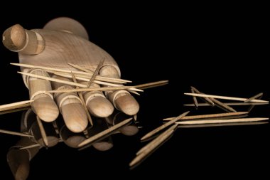 Tahta kahverengi kürdan siyah camda izole edilmiş.