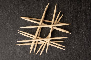 Gri taşın üzerinde tahtadan kahverengi kürdan