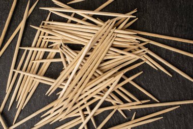 Gri taşın üzerinde tahtadan kahverengi kürdan