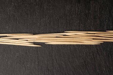 Gri taşın üzerinde tahtadan kahverengi kürdan