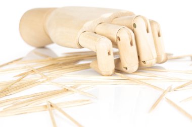 Tahta kahverengi kürdan beyaza izole edilmiş.