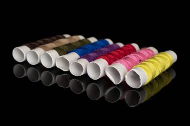 Siyah camda izole edilmiş iplik makarası.