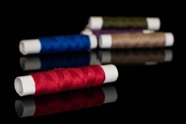 Siyah camda izole edilmiş iplik makarası.