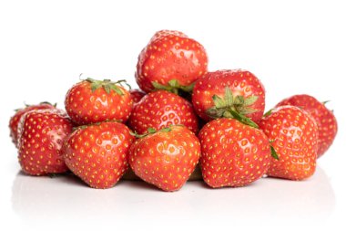 beyaz izole kırmızı taze çilek