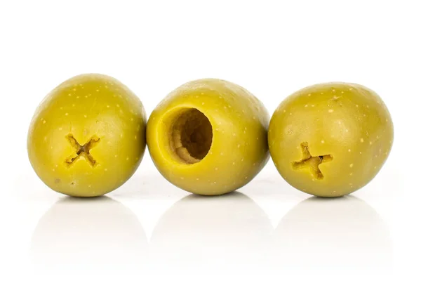 Groen pittig olijffruit geïsoleerd op wit — Stockfoto