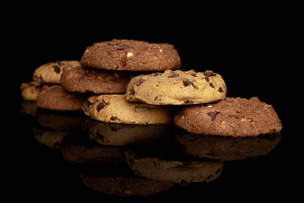 Biscoito marrom doce isolado em vidro preto — Fotografia de Stock