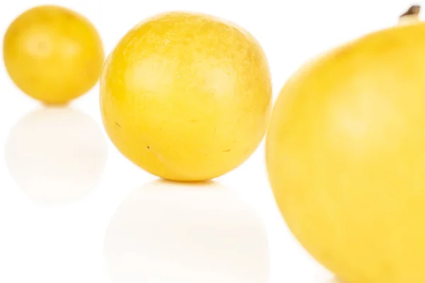 Frische gelbe Pflaume isoliert auf weiß — Stockfoto