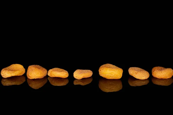 Gedroogde oranje abrikoos geïsoleerd op zwart glas — Stockfoto