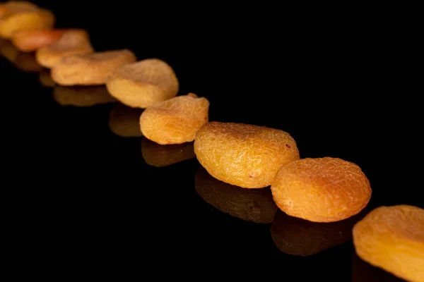 Kuru portakal kayısı siyah cam izole — Stok fotoğraf