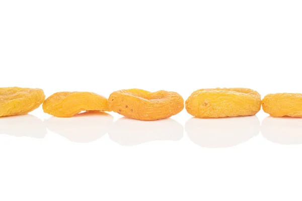 Gedroogde oranje abrikoos geïsoleerd op wit — Stockfoto