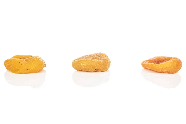 Torkad apelsin aprikos isolerad på vit — Stockfoto