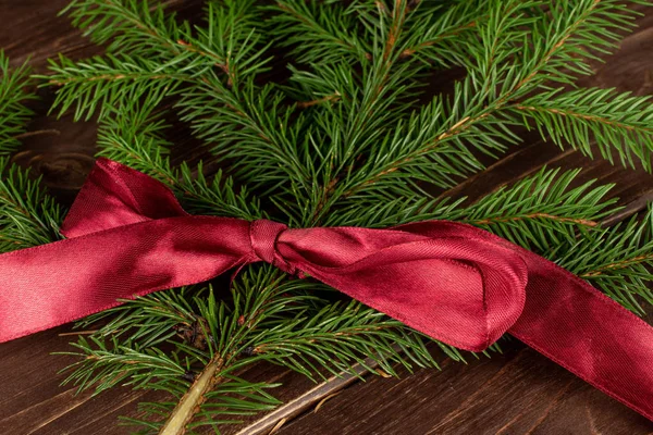 Ramo de árvore de Natal em madeira marrom — Fotografia de Stock