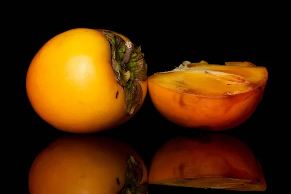 Cáqui de laranja doce isolado em vidro preto — Fotografia de Stock
