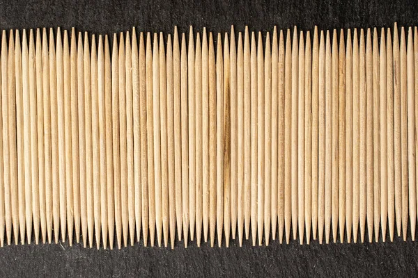 Cepillo de dientes marrón madera sobre piedra gris —  Fotos de Stock