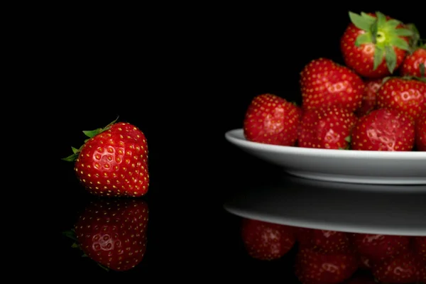 新鲜的红草莓，用黑色玻璃杯隔开 — 图库照片