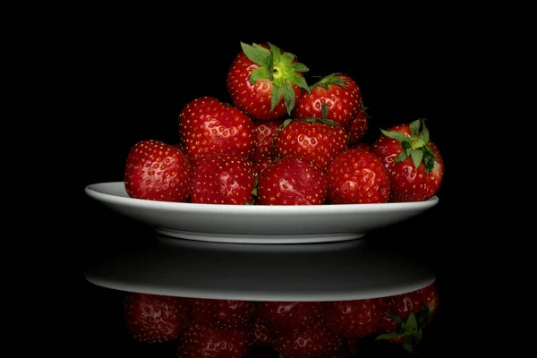Frische rote Erdbeere isoliert auf schwarzem Glas — Stockfoto