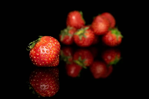 新鲜的红草莓，用黑色玻璃杯隔开 — 图库照片