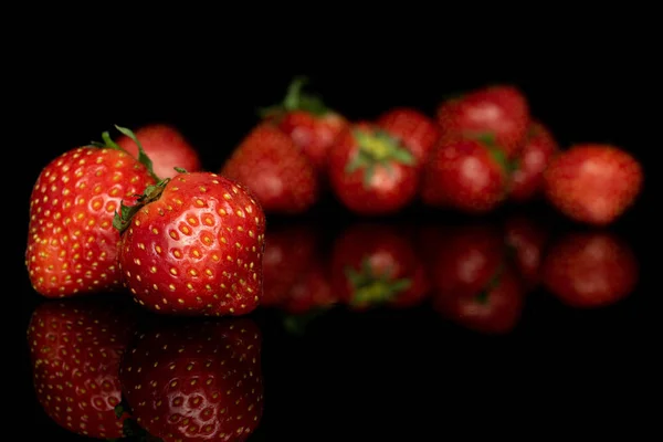 검은 유리에 담겨진 싱싱 한 붉은 딸기 — 스톡 사진