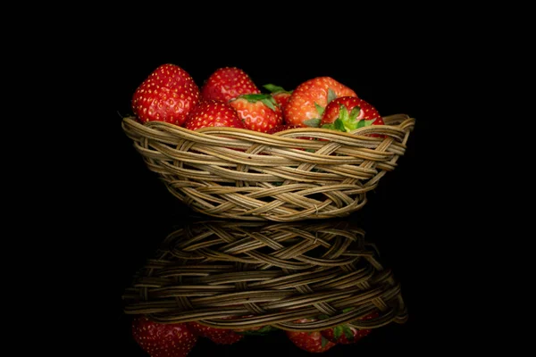 Świeża czerwona truskawka izolowana na czarnym szkle — Zdjęcie stockowe