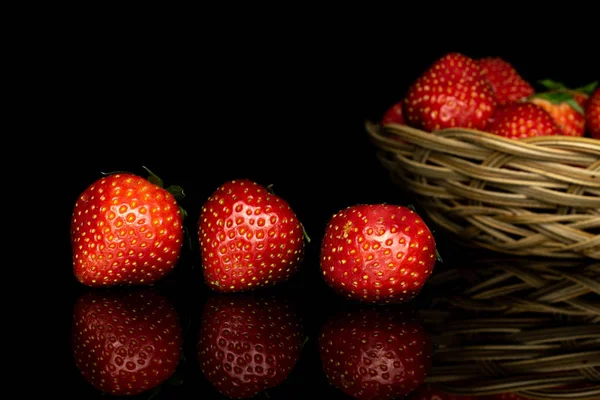 Fraise rouge fraîche isolée sur verre noir — Photo